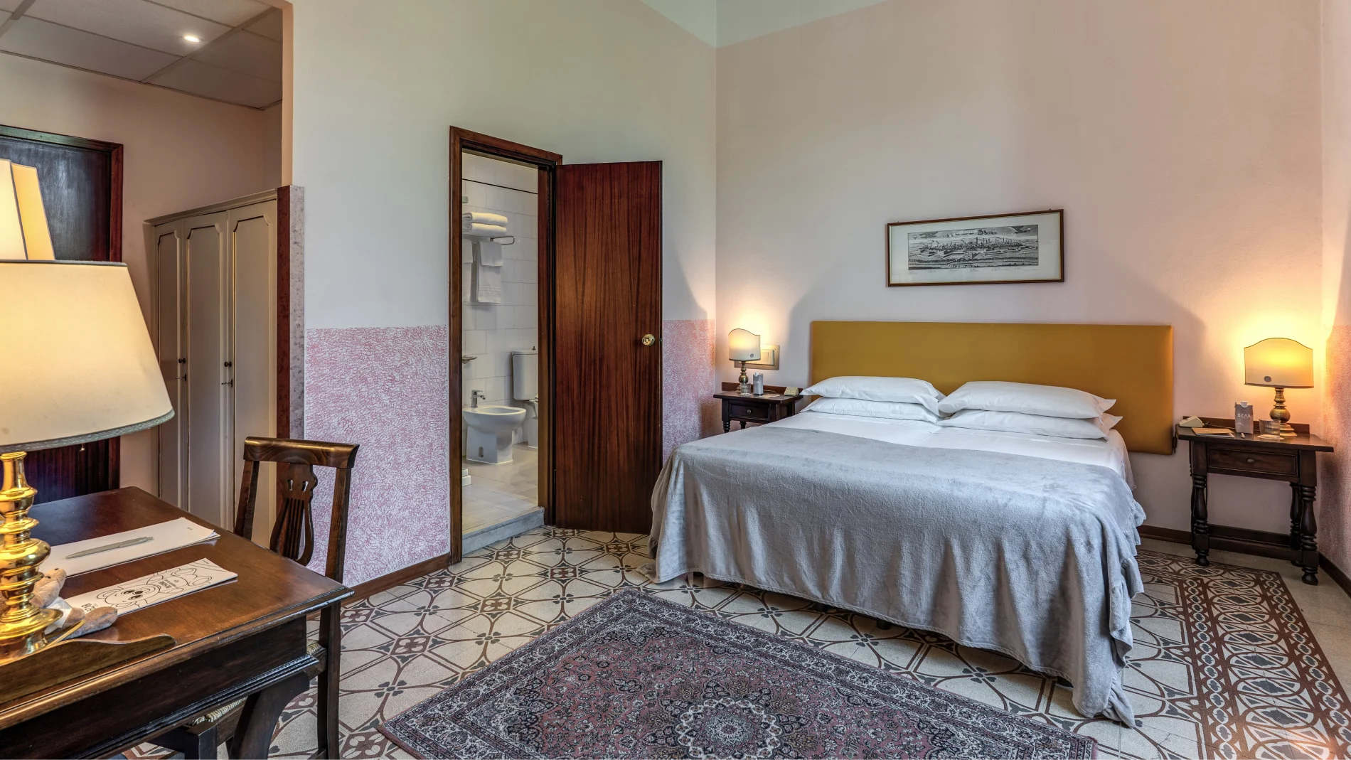 Spacious double room with king size bed, visible private bathroom, desk, wardrobe and classic rug - Hotel Rex, BZAR hotels in Lucca