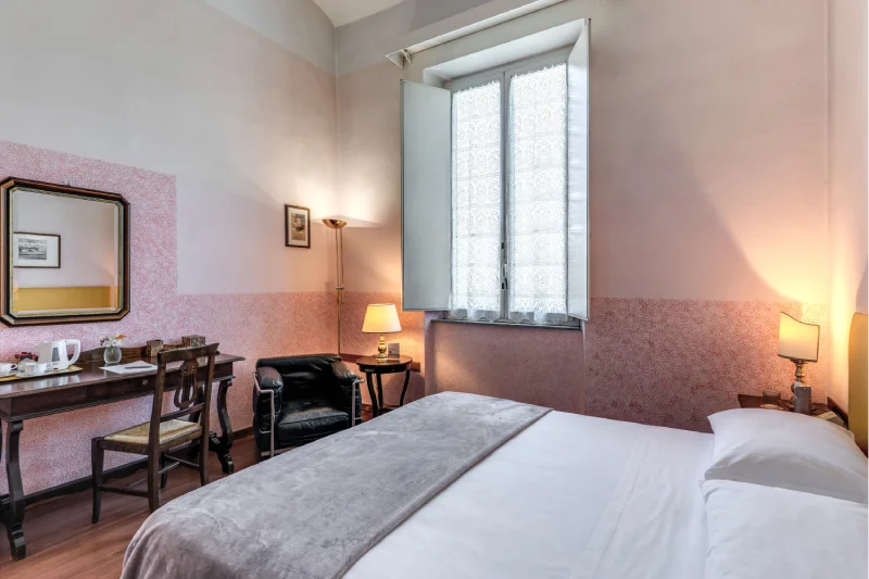 Double room with visible private bathroom, TV, minibar, desk and wooden floor - Hotel Rex, BZAR hotels in Lucca