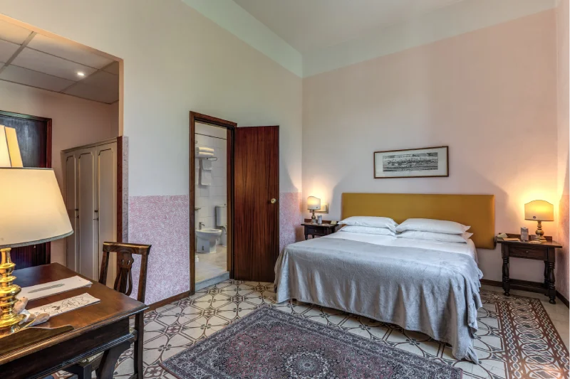 Spacious suite with double bed, classic rug, desk, private bathroom and decorative flooring - Hotel Rex, BZAR hotels in Lucca